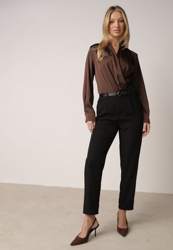 Born2be - Czarne Spodnie Typu Cygaretki z Wysokim Stanem Paskiem i Klamrą Półksiężycem Vikirae. Okazja: na spotkanie biznesowe, do pracy. Stan: podwyższony. Kolor: czarny. Styl: biznesowy, elegancki, klasyczny