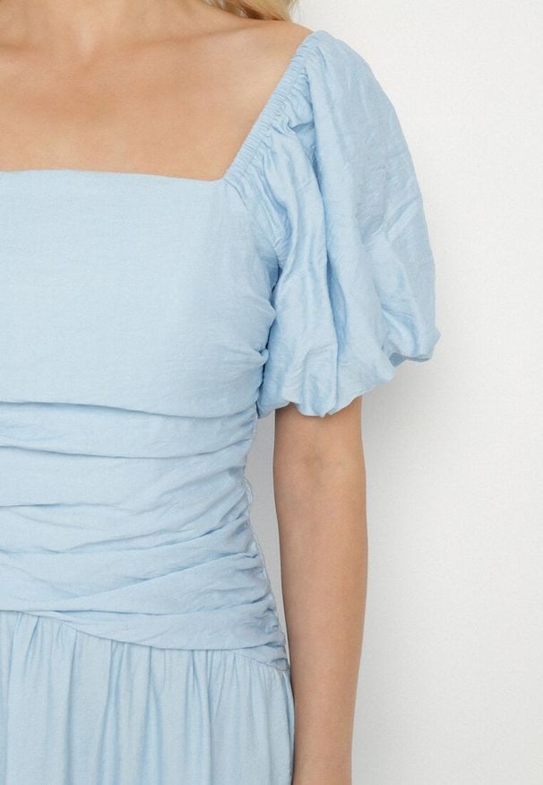 Born2be - Niebieska Sukienka Rozkloszowana z Wiskozy z Kwadratowym Dekoltem i Drapowaniem Napessia. Okazja: na co dzień. Typ kołnierza: dekolt kwadratowy. Kolor: niebieski. Materiał: wiskoza. Styl: elegancki, casual, klasyczny