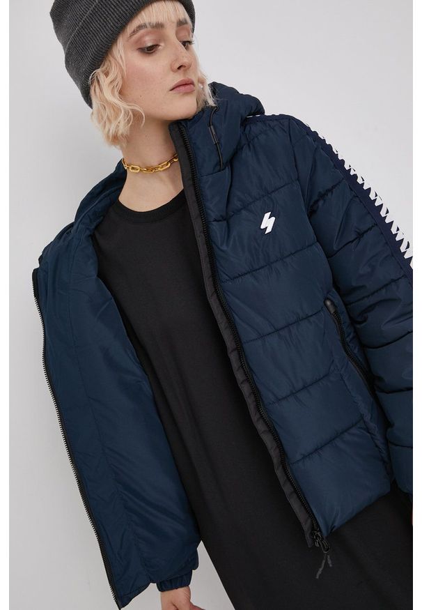 Superdry Kurtka damska kolor granatowy zimowa. Kolor: niebieski. Materiał: materiał. Sezon: zima