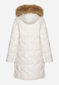Born2be - Biała Kurtka z Kapturem z Futerkiem Zdobiona Oryginalnym Pikowaniem Oleda. Okazja: na co dzień. Typ kołnierza: kaptur. Kolor: biały. Materiał: futro. Wzór: aplikacja. Styl: casual, klasyczny #5