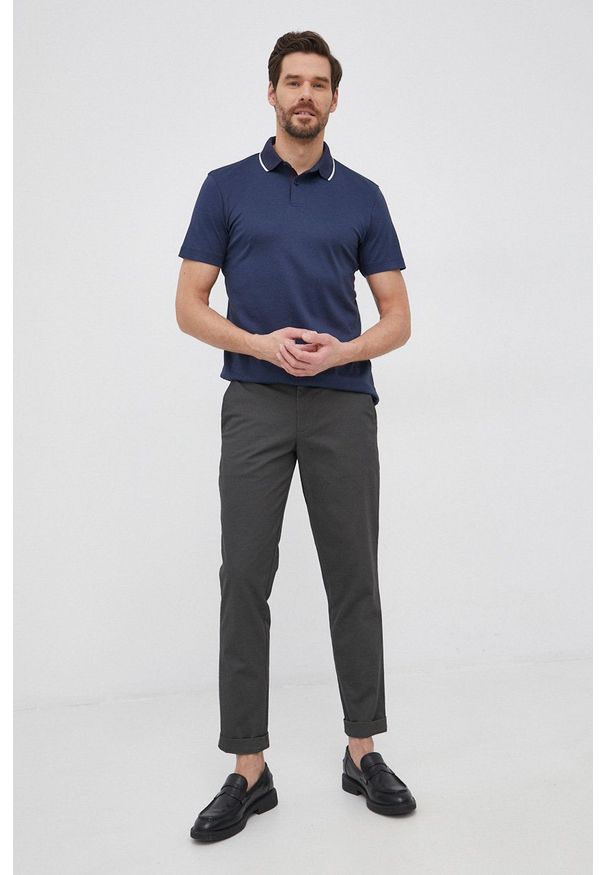 Selected Polo męskie kolor granatowy gładki. Okazja: na co dzień. Typ kołnierza: polo. Kolor: niebieski. Materiał: bawełna, dzianina, materiał, włókno, skóra. Długość: krótkie. Wzór: gładki. Styl: casual