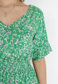 Born2be - Zielona Wiskozowa Rozkloszowana Sukienka z Falbankami i Gumką w Talii Sayu. Typ kołnierza: kołnierz z falbankami. Kolor: zielony. Materiał: wiskoza #5