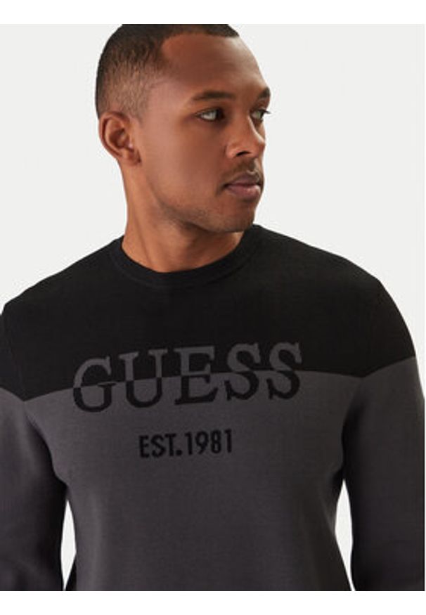 Guess Sweter M6RR20 Z4492 Szary Regular Fit. Kolor: szary. Materiał: syntetyk