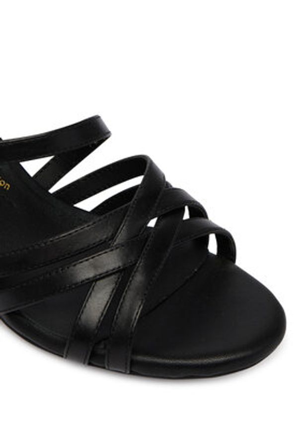 Clarks Sandały Ezoria Strap 26185893 Czarny. Kolor: czarny. Materiał: skóra