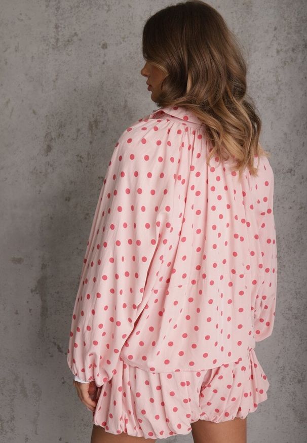 Renee - Różowa Nietoperzowa Bluza z Wiskozą w Kropki z Kołnierzykiem Meze. Okazja: na co dzień. Kolor: różowy. Materiał: wiskoza. Wzór: kropki. Styl: casual