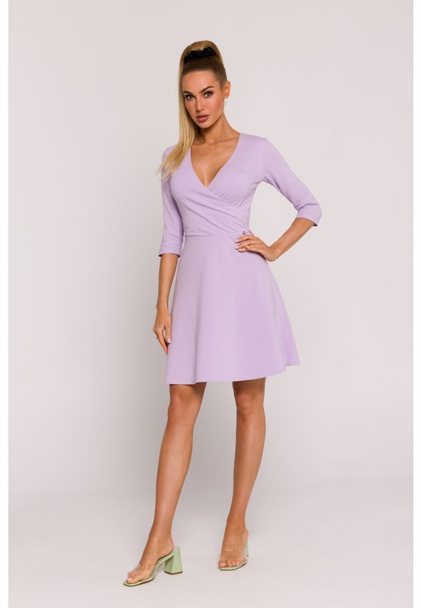 MOE - Fioletowa Mini Sukienka z Dekoltem i Zakładkami. Kolor: fioletowy. Materiał: bawełna, elastan. Długość: mini
