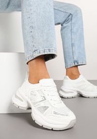 Renee - Białe Sneakersy Zdobione Cyrkoniami na Podeszwie z Tłoczeniami Raviora. Kolor: biały. Materiał: jeans. Wzór: aplikacja