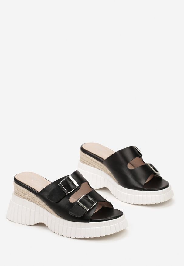 Born2be - Czarne Klapki na Koturnie Wsuwane z Klamrami przy Paseczkach Vezlira. Kolor: czarny. Sezon: lato. Obcas: na koturnie. Styl: boho, elegancki