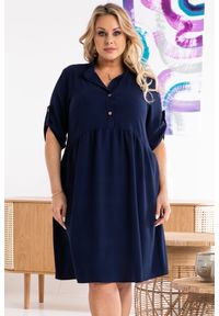 KARKO - Sukienka biznesowa plus size dekolt polo swobodna DALIA granatowa. Okazja: na spotkanie biznesowe. Typ kołnierza: polo. Kolekcja: plus size. Kolor: niebieski. Materiał: materiał, tkanina, poliester. Długość rękawa: krótki rękaw. Sezon: zima, lato. Typ sukienki: dla puszystych. Styl: biznesowy