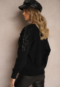 Renee - Czarny Sweter o Kroju Nietoperza Ozdobiony Cekinami i Cyrkoniami Nevarraea. Okazja: na co dzień. Kolor: czarny. Materiał: jeans. Wzór: aplikacja. Styl: klasyczny, casual, elegancki #4