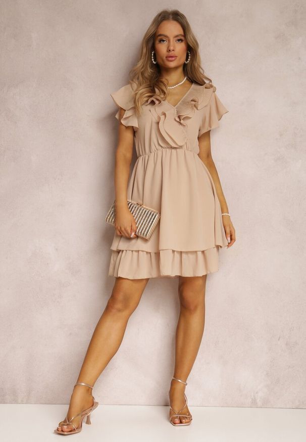 Renee - Beżowa Sukienka Canolea. Kolor: beżowy. Materiał: tkanina. Długość rękawa: krótki rękaw. Typ sukienki: kopertowe, rozkloszowane. Długość: mini