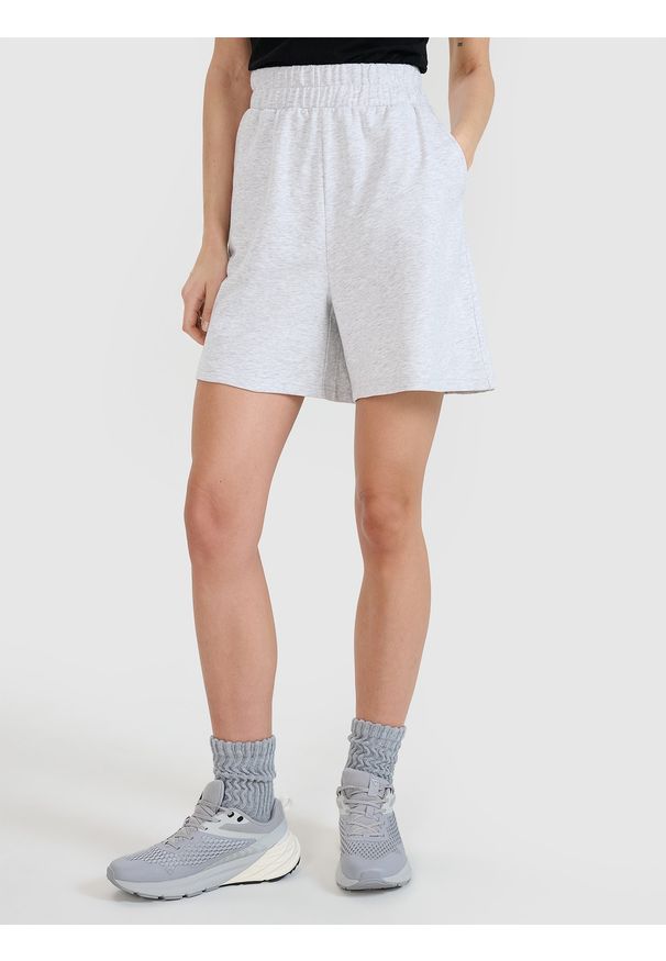 4f - 4F Spodenki dresowe damskie - szare S. Kolor: szary. Materiał: dresówka. Długość: krótkie. Wzór: gładki, ze splotem