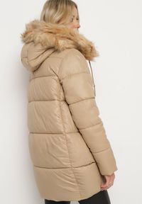 Born2be - Beżowa Pikowana Kurtka o Trapezowym Kroju z Kapturem i Odpinanym Futerkiem Deolaine. Okazja: na co dzień. Typ kołnierza: kaptur. Kolor: beżowy. Materiał: futro. Długość rękawa: długi rękaw. Długość: długie. Styl: elegancki, casual #7