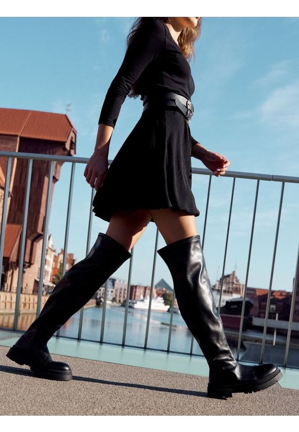 Sinsay - Kozaki muszkieterki z imitacji skóry - czarny. Kolor: czarny. Materiał: skóra