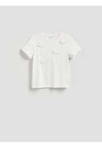 Reserved - T-shirt z kwiatową aplikacją - złamana biel. Materiał: bawełna, dzianina. Wzór: aplikacja, kwiaty #1