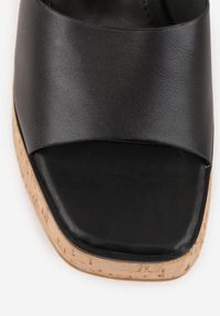 Renee - Czarne Klapki z Kwadratowym Noskiem VICES na Koturnie z Fakturą Korka Kahliliana. Kolor: czarny. Wzór: haft. Sezon: lato. Obcas: na koturnie. Styl: boho, wakacyjny, elegancki #4