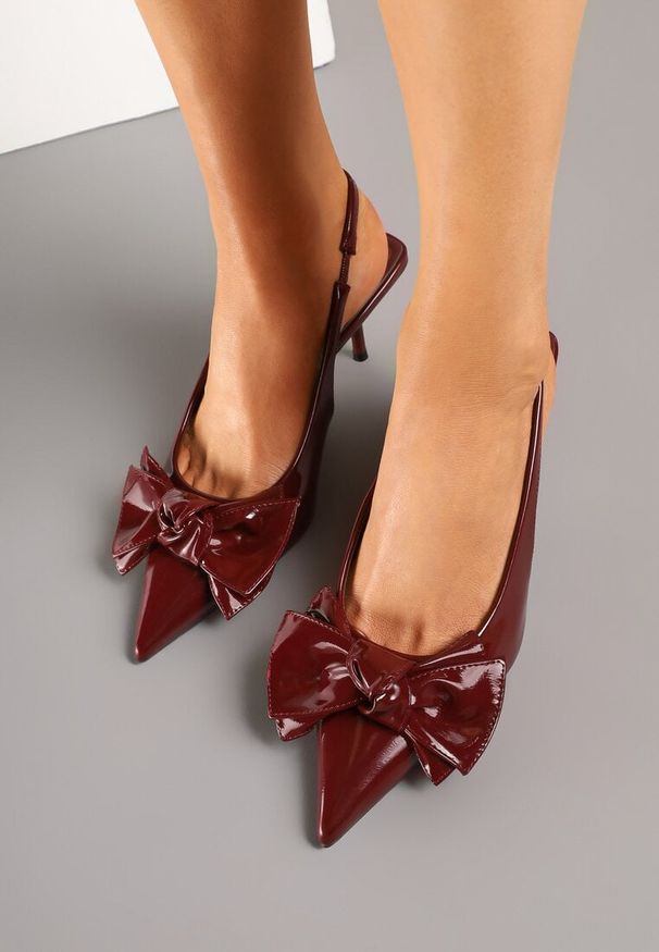 Renee - Bordowe Sandały Vices na Szpilce Slingback Ozdobione Kokardą Nilendria. Okazja: na imprezę, na spacer. Kolor: czerwony. Wzór: aplikacja. Sezon: lato. Obcas: na szpilce. Styl: elegancki