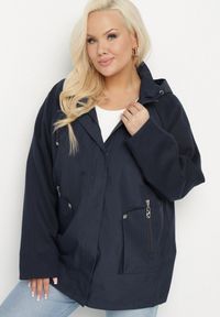 Born2be - Granatowa Kurtka Wiatrówka z Odpinanym Kapturem i Ściągaczami Arseli. Okazja: na co dzień, na spacer. Kolekcja: plus size. Kolor: niebieski. Materiał: poliester, jeans. Długość rękawa: długi rękaw. Długość: długie. Styl: casual, elegancki #1