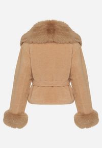 Born2be - Brązowa Pluszowa Kurtka z Futrzanym Kołnierzem i Mankietami Wiązana w Pasie Arevitte. Okazja: na spacer. Kolor: brązowy. Materiał: futro. Długość: krótkie #3