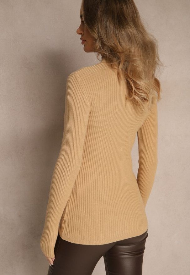 Renee - Beżowy Golf z Tłoczonym Wzorem Ralinnea. Okazja: na co dzień. Typ kołnierza: golf. Kolor: beżowy. Styl: klasyczny, casual