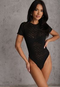 Renee - Czarne Body z Koronki z Krótkim Rękawem Dorilie. Okazja: na co dzień. Kolor: czarny. Materiał: koronka. Długość rękawa: krótki rękaw. Długość: krótkie. Wzór: koronka. Styl: casual, elegancki #8