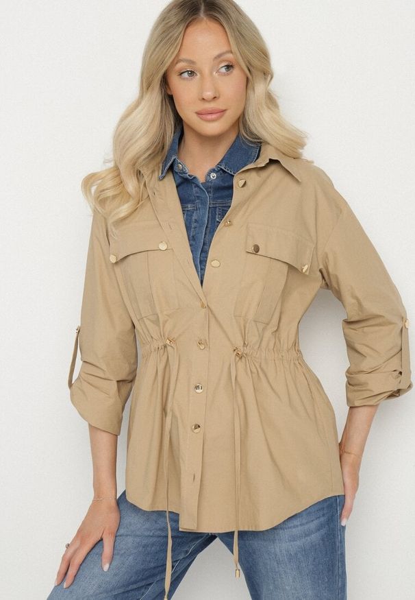 Born2be - Beżowa Bawełniana Koszula z Metalicznymi Guzikami i Ściągaczem w Talii Meprina. Okazja: na co dzień. Typ kołnierza: kołnierzyk klasyczny. Kolor: beżowy. Materiał: bawełna. Długość rękawa: długi rękaw. Długość: długie. Styl: klasyczny, casual