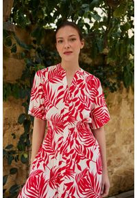 MOODO - Wiskozowa sukienka midi czerwona. Kolor: czerwony. Materiał: wiskoza. Długość: midi #1