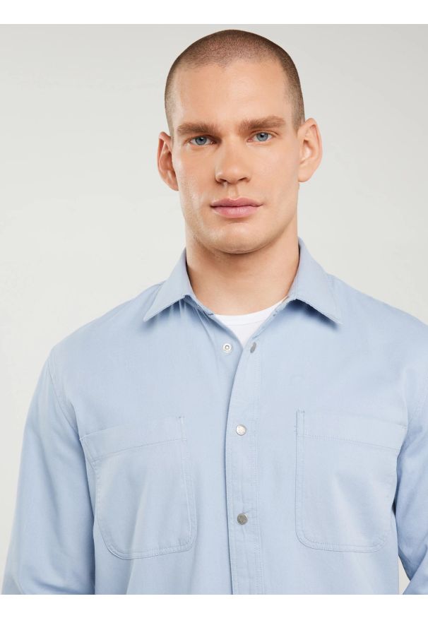 Big-Star - Koszula męska typu worker niebieska Gowis 401. Okazja: na imprezę, do pracy. Typ kołnierza: kołnierzyk klasyczny. Kolor: niebieski. Materiał: tkanina, jeans, bawełna. Wzór: ze splotem. Styl: elegancki, klasyczny