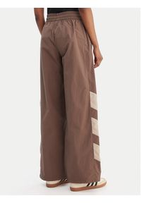 Adidas - adidas Spodnie dresowe Blocked Washed KD8790 Brązowy Loose Fit. Kolor: brązowy. Materiał: syntetyk #2