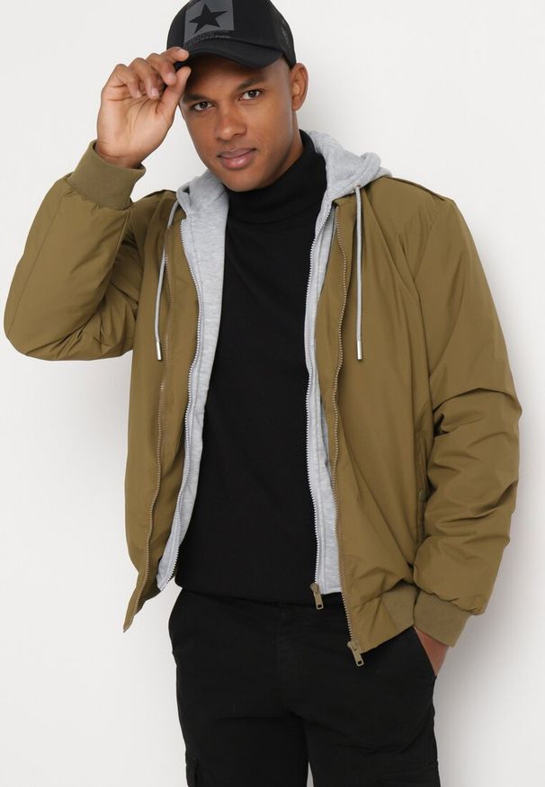 Born2be - Zielona Kurtka Bomberka Zapinana na Napy Wykończona Ściągaczem Nevelisea. Okazja: na co dzień. Kolor: zielony. Materiał: jeans. Styl: casual, elegancki, sportowy