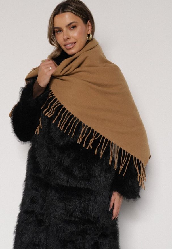 Born2be - Jasnobrązowy Trójkątny Szalik Zdobiony Frędzlami Vetifara. Okazja: na co dzień. Kolor: brązowy. Materiał: jeans. Wzór: aplikacja. Sezon: zima, jesień. Styl: casual, elegancki