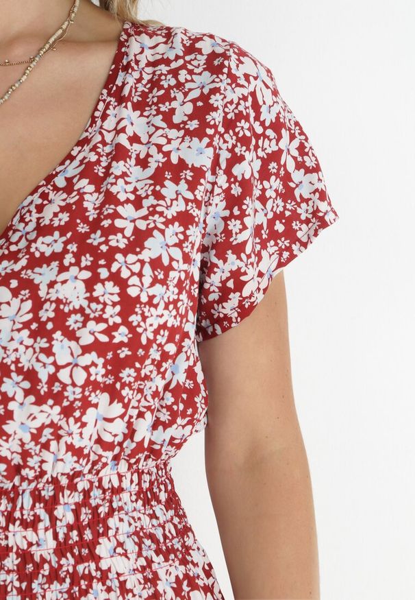 Born2be - Czerwona Bawełniana Sukienka w Kwiatki z Gumką w Talii i Guzikami Ronalika. Okazja: na co dzień. Typ kołnierza: dekolt w serek. Kolor: czerwony. Materiał: bawełna. Wzór: kwiaty. Typ sukienki: rozkloszowane. Styl: casual, elegancki, klasyczny