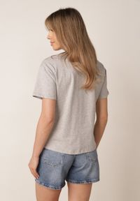 Born2be - Szary Bawełniany T-shirt Ozdobiony Cyrkoniami Monomene. Okazja: na co dzień. Kolor: szary. Materiał: bawełna. Wzór: aplikacja. Styl: elegancki, casual #5