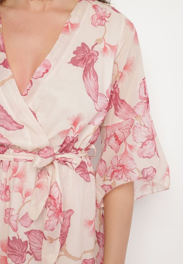 Born2be - Różowa Bawełniana Sukienka Kopertowa o Asymetrycznym Kroju z Wiązanym Paskiem Niteira. Okazja: na randkę, na co dzień. Typ kołnierza: dekolt w kształcie V. Kolor: różowy. Materiał: bawełna. Typ sukienki: kopertowe, asymetryczne. Styl: casual