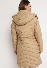 Born2be - Beżowa Długa Kurtka z Ukośnym Pikowaniem i Odpinanym Kapturem Nellana. Kolor: beżowy. Długość: długie #5