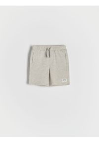 Reserved - Bawełniane szorty - beżowy. Kolor: beżowy. Materiał: bawełna. Wzór: gładki #1