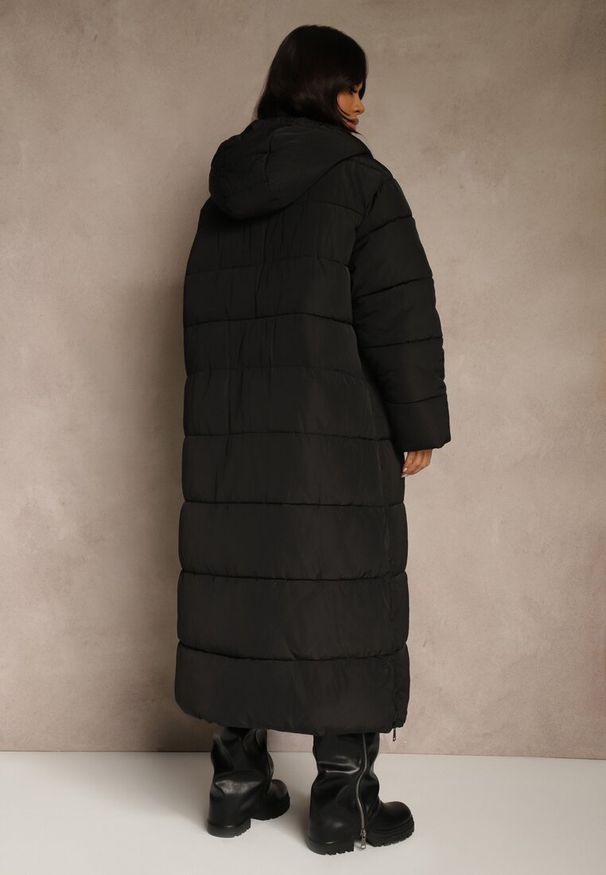 Renee - Czarna Długa Kurtka Zimowa z Pikowanymi Przeszyciami Kapturem i Suwakami Mevanesa. Okazja: na co dzień. Kolekcja: plus size. Kolor: czarny. Materiał: zamsz, jeans. Długość: długie. Sezon: zima. Styl: elegancki, casual
