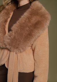 Born2be - Brązowa Pluszowa Kurtka z Futrzanym Kołnierzem i Mankietami Wiązana w Pasie Arevitte. Okazja: na spacer. Kolor: brązowy. Materiał: futro. Długość: krótkie #5