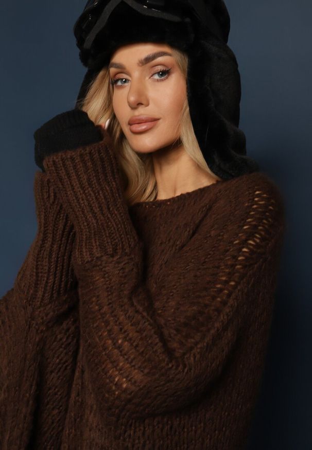 Renee - Brązowy Luźny Sweter Dzianinowy w Stylu Ponczo Nattava. Okazja: na co dzień. Typ kołnierza: dekolt w łódkę. Kolor: brązowy. Materiał: dzianina. Styl: wizytowy, elegancki, casual