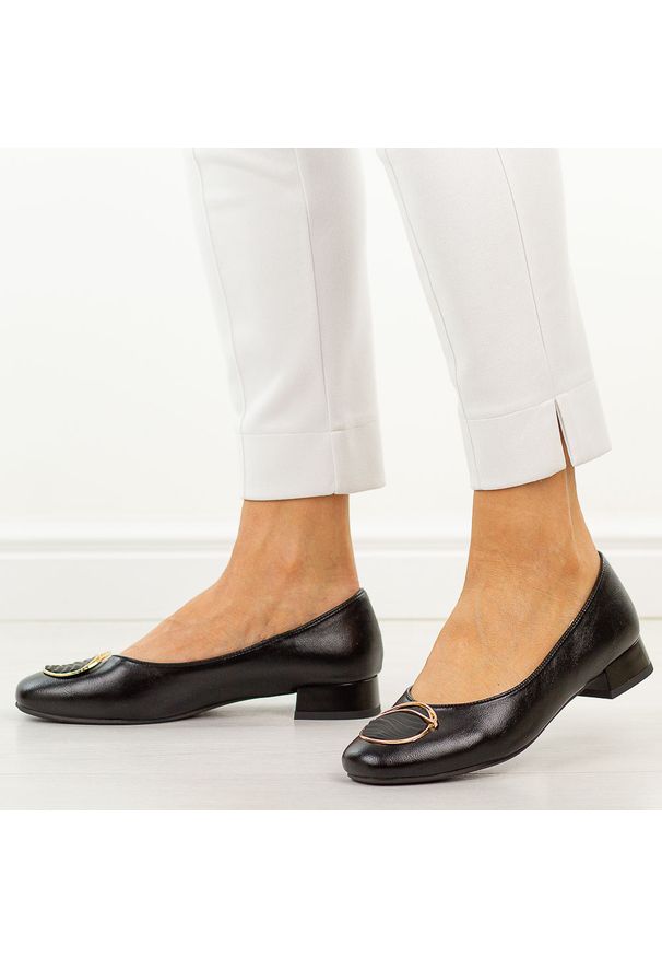 Czarne czółenka damskie M.Daszyński Sa268-8. Okazja: na co dzień, na spotkanie biznesowe, do pracy. Kolor: czarny. Szerokość cholewki: normalna. Wzór: aplikacja. Materiał: skóra. Sezon: wiosna, jesień, lato. Obcas: na obcasie. Styl: casual, biznesowy, elegancki, klasyczny. Wysokość obcasa: niski