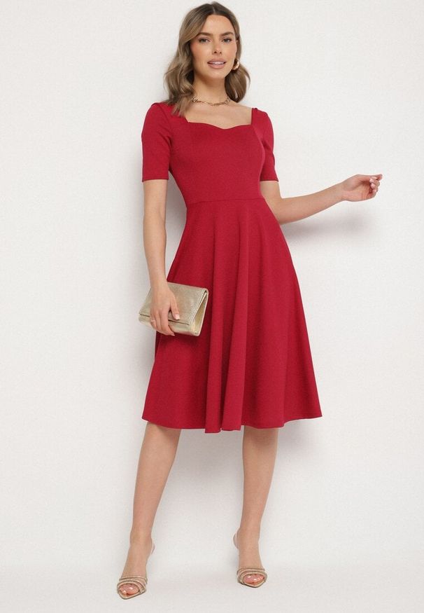 Born2be - Bordowa Sukienka z Bufiastymi Rękawami Nerilune. Kolor: czerwony. Styl: elegancki, klasyczny