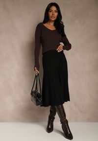 Renee - Czarna Dzianinowa Spódnica Plisowana o Rozkloszowanym Kroju Tuswia. Okazja: na co dzień. Stan: podwyższony. Kolor: czarny. Materiał: dzianina. Wzór: aplikacja. Styl: klasyczny, casual #2