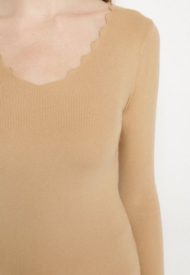 Born2be - Ciemnobeżowy Dopasowany Sweter z Nieregularnym Dekoltem w Serek Fenarela. Okazja: do pracy, na spotkanie biznesowe, na co dzień. Typ kołnierza: dekolt w serek. Kolor: beżowy. Materiał: jeans. Styl: biznesowy, casual