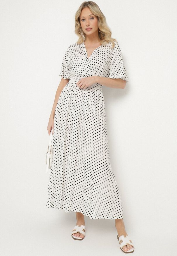 Born2be - Biała Kopertowa Sukienka z Bawełną w Kropki Ldivila. Okazja: na co dzień. Typ kołnierza: dekolt w kształcie V. Kolor: biały. Wzór: kropki. Typ sukienki: kopertowe. Materiał: bawełna. Długość rękawa: krótki rękaw. Sezon: wiosna, lato. Styl: casual