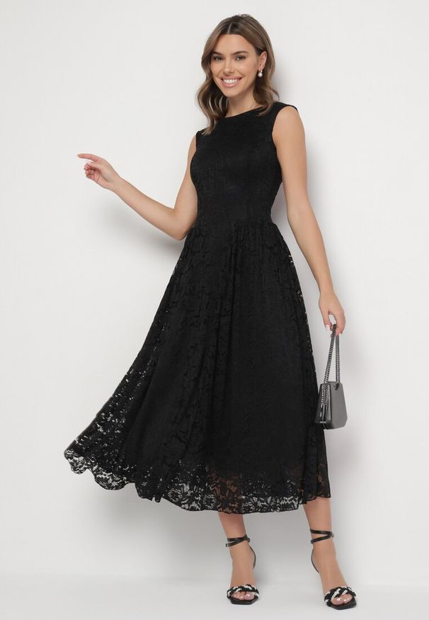 Born2be - Czarna Koronkowa Sukienka o Rozkloszowanym Kroju z Odkrytymi Plecami Nelamia. Okazja: na co dzień, na imprezę. Kolor: czarny. Materiał: koronka. Długość rękawa: bez rękawów. Styl: wizytowy, casual, elegancki