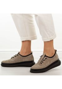 Fango ażurowane skórzane półbuty damskie Jezzi 135. Okazja: na co dzień. Nosek buta: okrągły. Kolor: brązowy. Materiał: skóra, zamsz. Szerokość cholewki: normalna. Sezon: wiosna, lato, jesień. Obcas: na platformie. Styl: casual, klasyczny #1