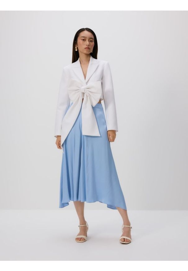 Reserved - Marynarka z ozdobną kokardką - złamana biel. Typ kołnierza: kokarda. Materiał: tkanina, wiskoza. Długość: krótkie