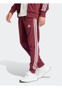 Adidas - adidas Spodnie dresowe Essentials IS1366 Czerwony Regular Fit. Kolor: czerwony. Materiał: bawełna