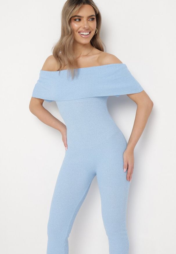 Born2be - Jasnoniebieski Elastyczny Kombinezon Dopasowany z Hiszpańskim Dekoltem Necta. Okazja: na imprezę. Kolor: niebieski