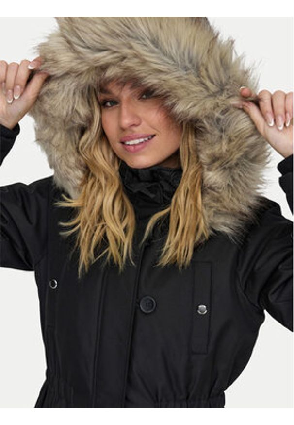 only - ONLY Parka Iris 15304625 Czarny Regular Fit. Kolor: czarny. Materiał: syntetyk